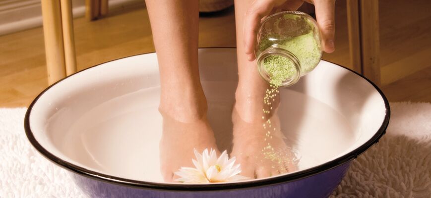 Baño coa adición de remedios populares eficaces para o fungo das unhas dos pés